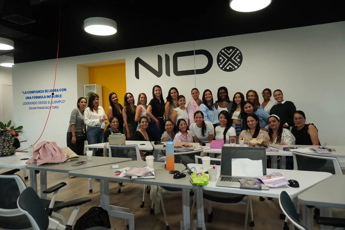 Grupo de mujeres emprendedoras reunidas con Liz Henao en un taller presencial